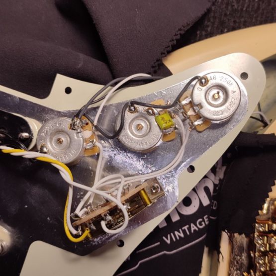 Fender Junior Collection Stratocaster Satin Vintage White 2022 Japan электрогитара
