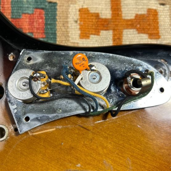 Fender AVRI '62 Jaguar w/ Mastery Bridge 3-Color Sunburst 2005 USA электрогитара