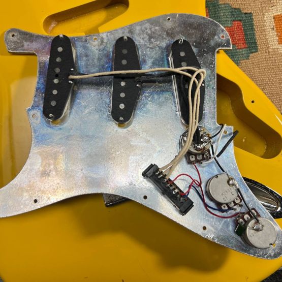 Fender ST62 Stratocaster Rebel Yellow 1997 Japan электрогитара