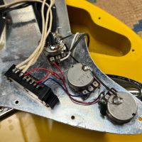 Fender ST62 Stratocaster Rebel Yellow 1997 Japan электрогитара