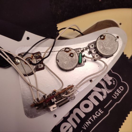Fender ST72-55 Stratocaster Olympic White 1985 Japan электрогитара