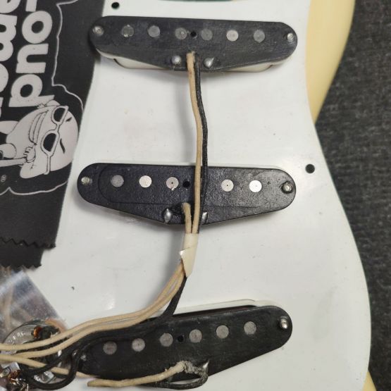Fender AVRI '57 Stratocaster Vintage White 1997 USA электрогитара