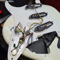 Squier Bullet Strat Arctic White 2018 Indonesia электрогитара