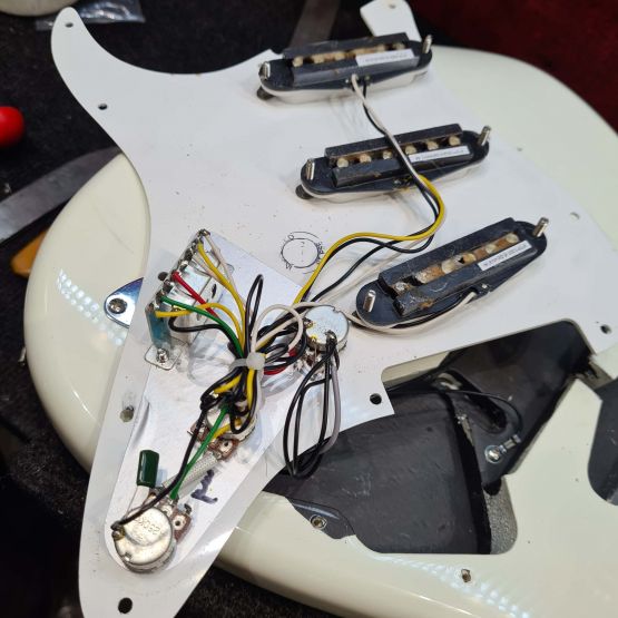 Squier Bullet Strat Arctic White 2018 Indonesia электрогитара