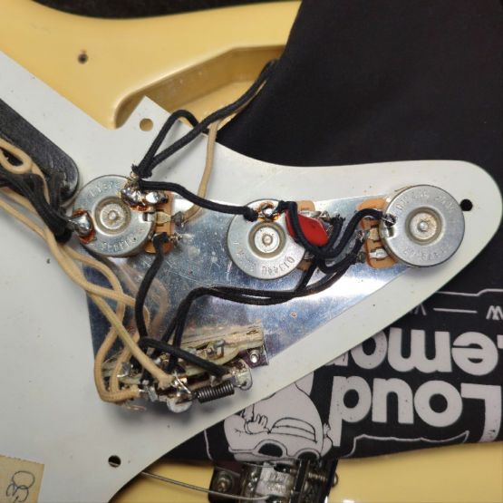 Fender AVRI '57 Stratocaster Vintage White 1997 USA электрогитара