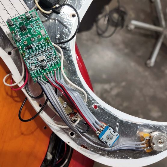 Fender American Deluxe Precision Bass 60th Anniversary Aged Cherry Burst 2005 USA бас-гитара