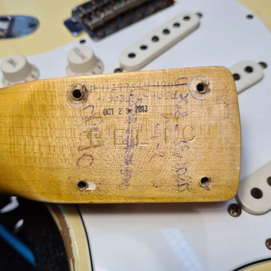 Fender Custom Shop Stratocaster 1969 Heavy Relic Aged Vintage White 2013 USA электрогитара