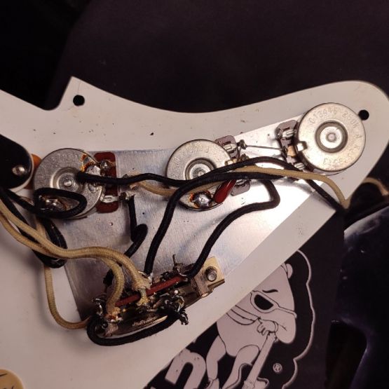 Fender AVRI '57 Stratocaster Black 1993 USA электрогитара
