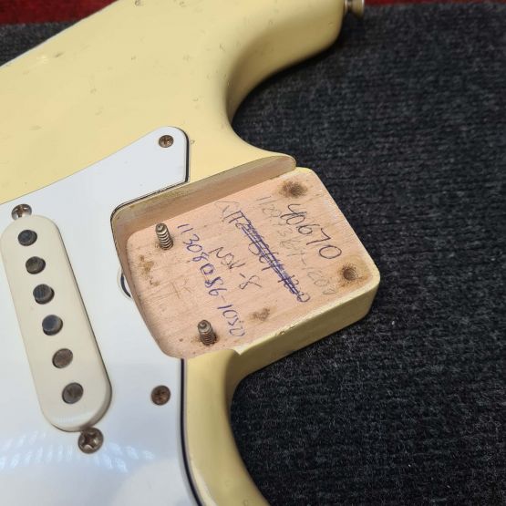 Fender Custom Shop Stratocaster 1969 Heavy Relic Aged Vintage White 2013 USA электрогитара