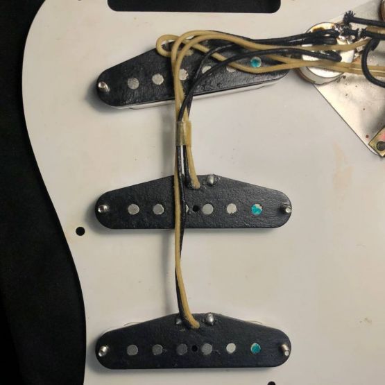 Fender AVRI '57 Stratocaster 2-Color Sunburst 1999 USA электрогитара
