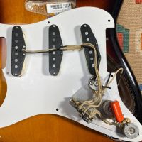 Fender AVRI ‘57 Stratocaster 2-Color Sunburst 2011 USA электрогитара