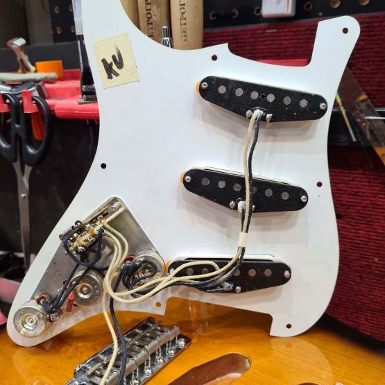 Fender AVRI '57 Stratocaster 50th Anniversary Sunburst 1996 USA электрогитара