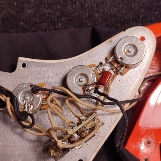 Fender AVRI '62 Stratocaster Fiesta Red 1995 USA электрогитара