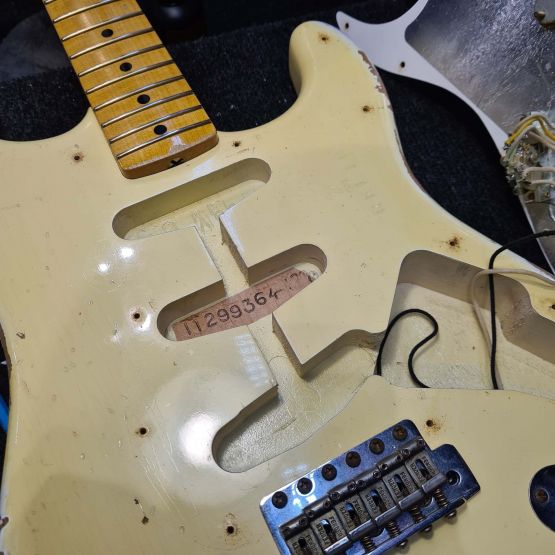 Fender Custom Shop Stratocaster 1969 Heavy Relic Aged Vintage White 2013 USA электрогитара
