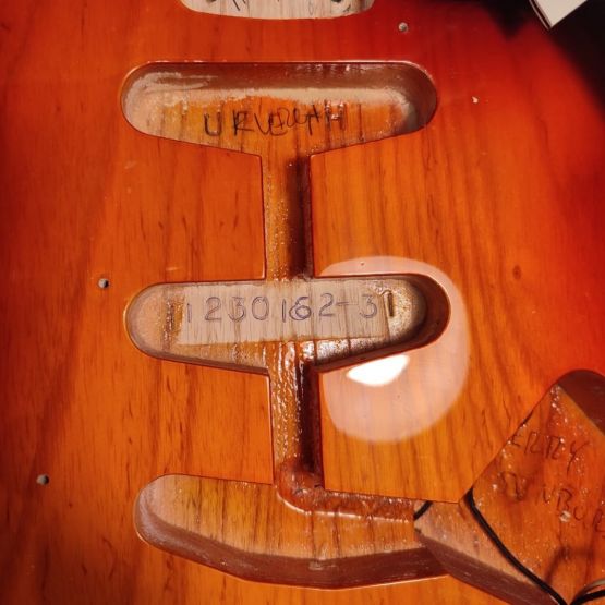 Fender Custom Shop Custom Deluxe Stratocaster Aged Cherry Sunburst 2013 USA электрогитара