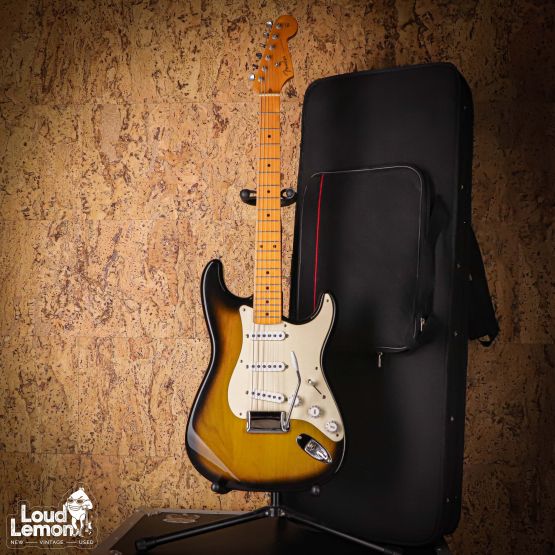 Fender AVRI '57 Stratocaster 2-Color Sunburst 1999 USA электрогитара