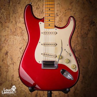 Fender AVRI '57 Stratocaster Candy Apple Red 1998 USA электрогитара