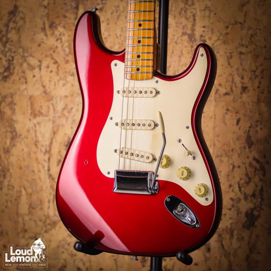 Fender AVRI '57 Stratocaster Candy Apple Red 1998 USA электрогитара