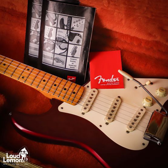 Fender AVRI '57 Stratocaster Candy Apple Red 1998 USA электрогитара
