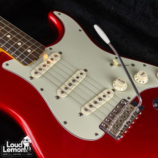 Fender AVRI '62 Stratocaster Candy Apple Red 1999 USA электрогитара