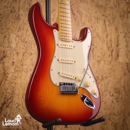 Fender American Deluxe Stratocaster Aged Cherry Burst 2002 USA электрогитара