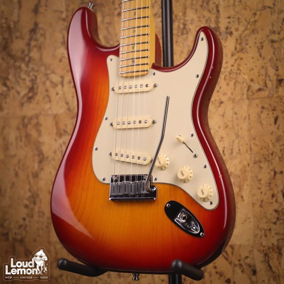 Fender American Deluxe Stratocaster Aged Cherry Burst 2002 USA электрогитара