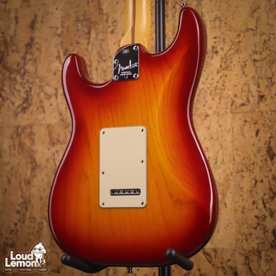 Fender American Deluxe Stratocaster Aged Cherry Burst 2002 USA электрогитара