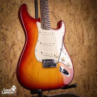 Fender American Deluxe Stratocaster Aged Cherry Burst 2003 USA электрогитара