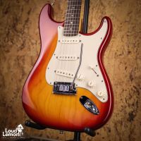 Fender American Deluxe Stratocaster Aged Cherry Burst 2003 USA электрогитара