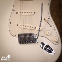 Fender American Deluxe Stratocaster Olympic White 2003 USA w/ Lacquer Refinish электрогитара