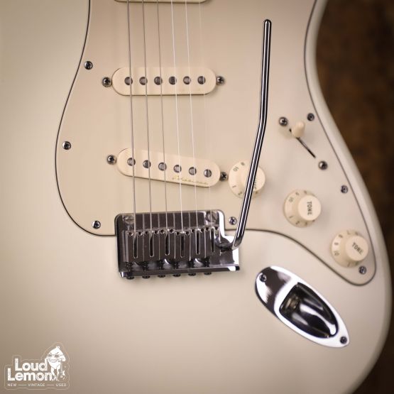 Fender American Deluxe Stratocaster Olympic White 2003 USA w/ Lacquer Refinish электрогитара