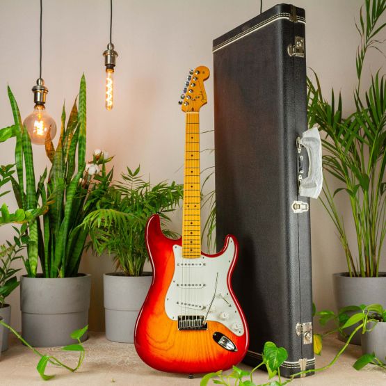 Fender Custom Shop Custom Deluxe Stratocaster Aged Cherry Sunburst 2013 USA электрогитара