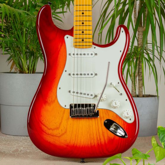 Fender Custom Shop Custom Deluxe Stratocaster Aged Cherry Sunburst 2013 USA электрогитара