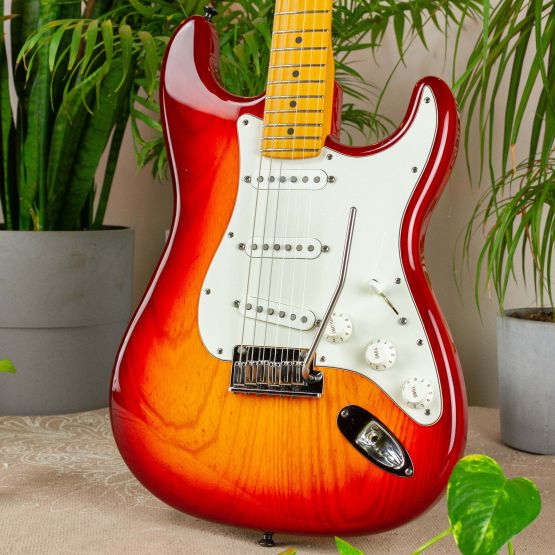 Fender Custom Shop Custom Deluxe Stratocaster Aged Cherry Sunburst 2013 USA электрогитара