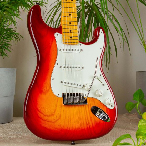 Fender Custom Shop Custom Deluxe Stratocaster Aged Cherry Sunburst 2013 USA электрогитара