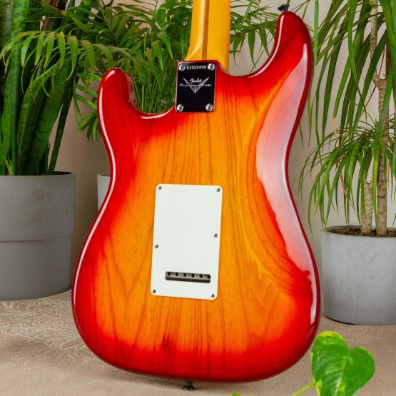 Fender Custom Shop Custom Deluxe Stratocaster Aged Cherry Sunburst 2013 USA электрогитара