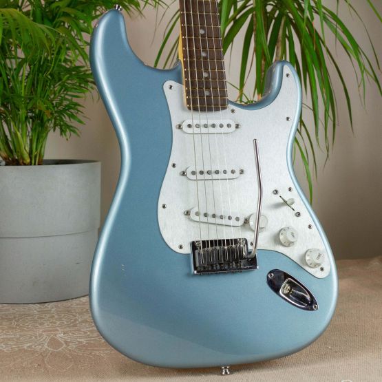 Fender FSR American Deluxe Stratocaster Ice Blue Metallic 2012 USA электрогитара