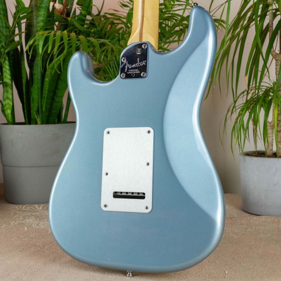 Fender FSR American Deluxe Stratocaster Ice Blue Metallic 2012 USA электрогитара