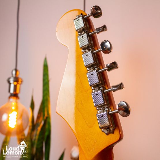 Fender Limited Edition AVRI '57 Stratocaster Candy Apple Red 2011 USA элетрогитара