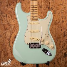 подарочный комплект Fender Player Stratocaster Surf Green 2021 Mexico электрогитара / чехол / кабель / ремень