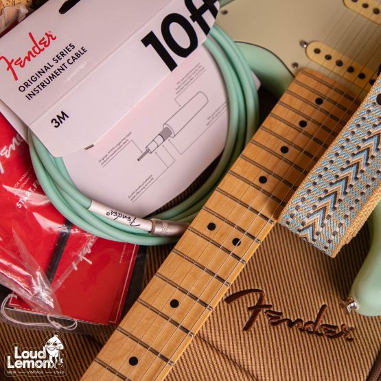 подарочный комплект Fender Player Stratocaster Surf Green 2021 Mexico электрогитара / чехол / кабель / ремень