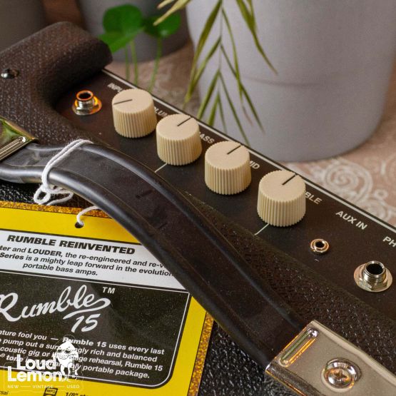 Fender Rumble 15 транзисторный басовый усилитель