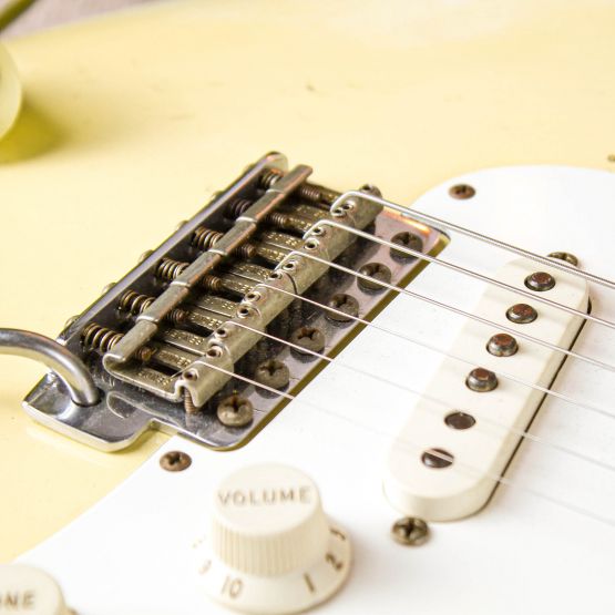 Fender Custom Shop Stratocaster 1969 Heavy Relic Aged Vintage White 2013 USA электрогитара