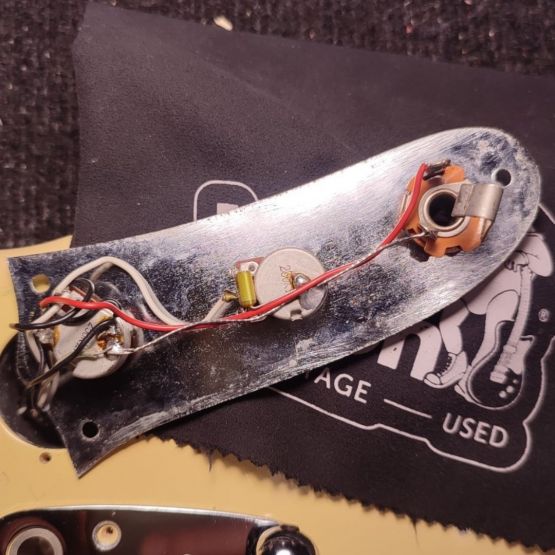 Fender MG69 Mustang Yellow White 1994 Japan электрогитара