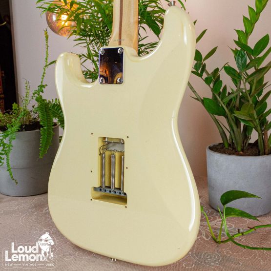 Fender Stratocaster ST-43 Vintage White 2004 Japan электрогитара