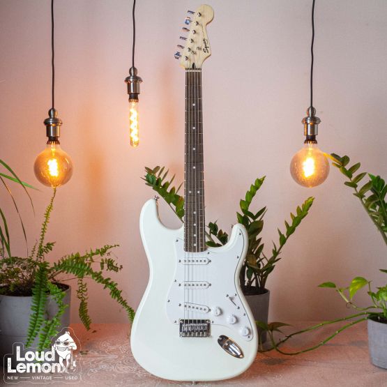 Squier Bullet Strat Arctic White 2018 Indonesia электрогитара