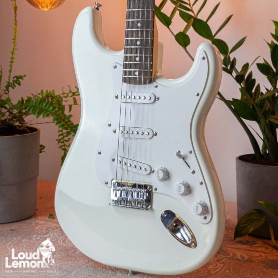Squier Bullet Strat Arctic White 2018 Indonesia электрогитара
