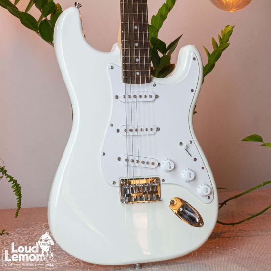 Squier Bullet Strat Arctic White 2018 Indonesia электрогитара