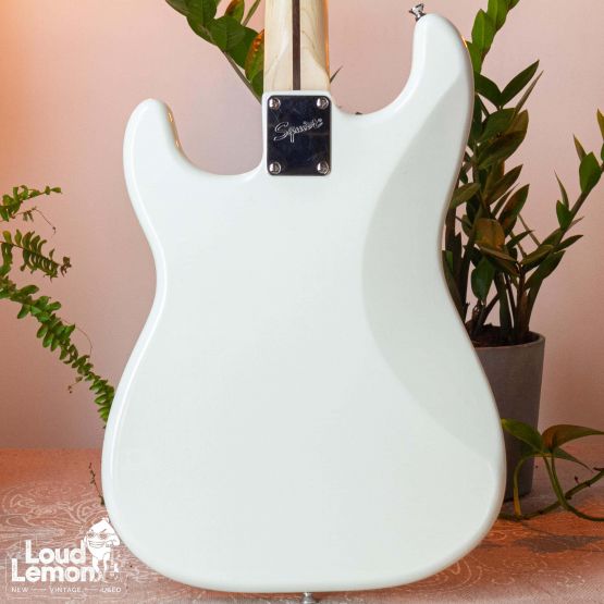 Squier Bullet Strat Arctic White 2018 Indonesia электрогитара