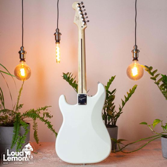 Squier Bullet Strat Arctic White 2018 Indonesia электрогитара